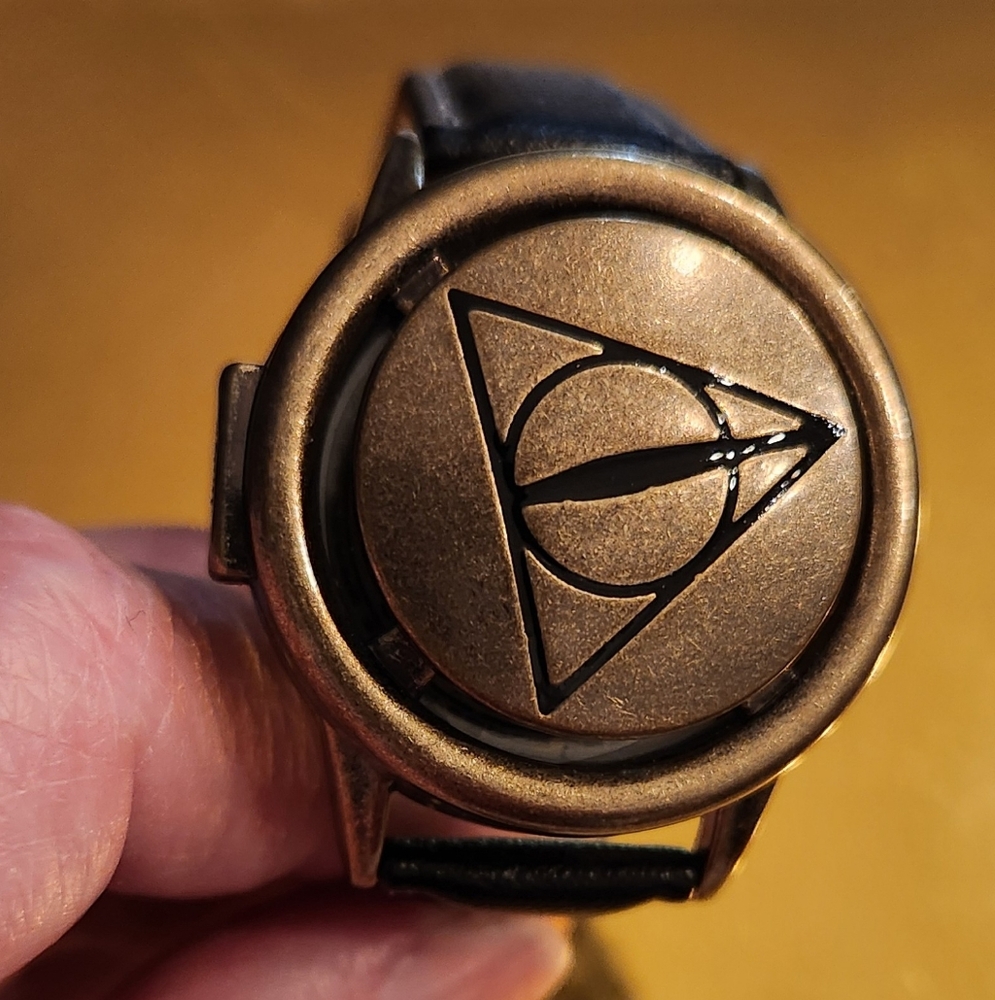 Harry Potter Deathly Hallows Watch Does not run. Needs Battery